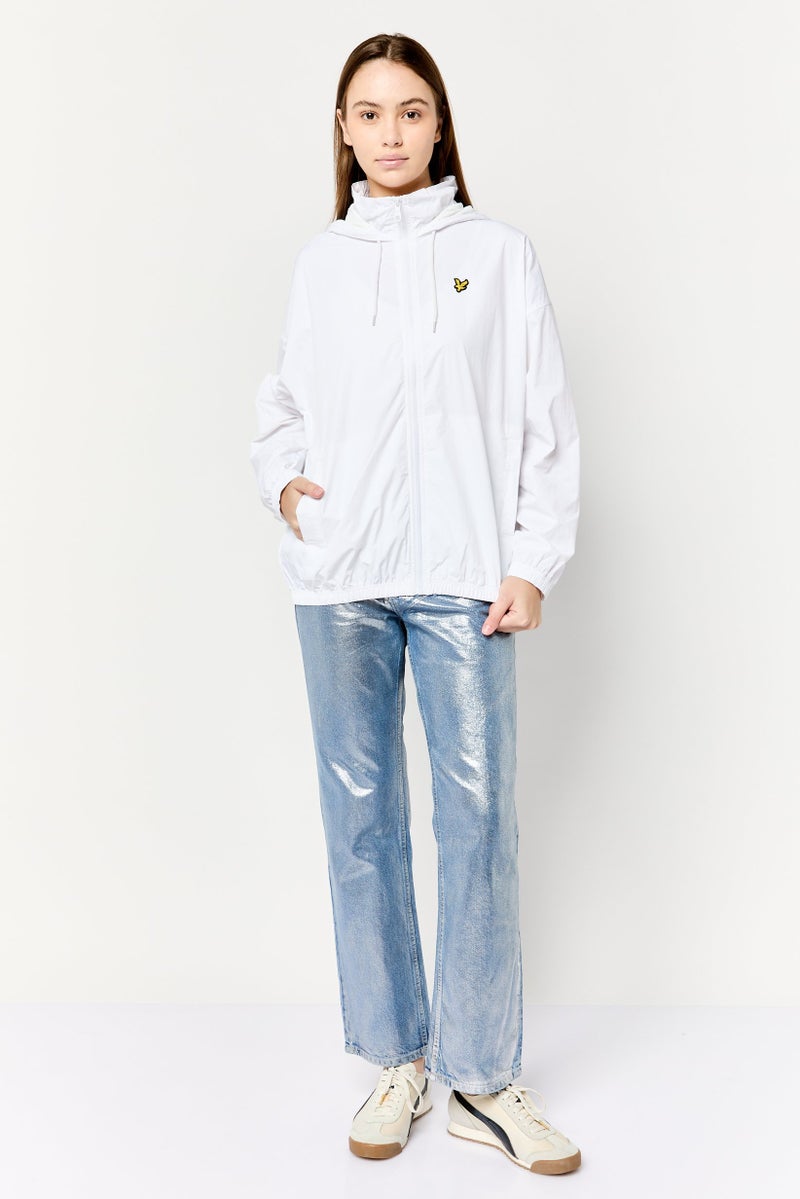 Lyle & Scott جاكيت واقي من الرياح مزين بشعار للنساء، أبيض - Image 2