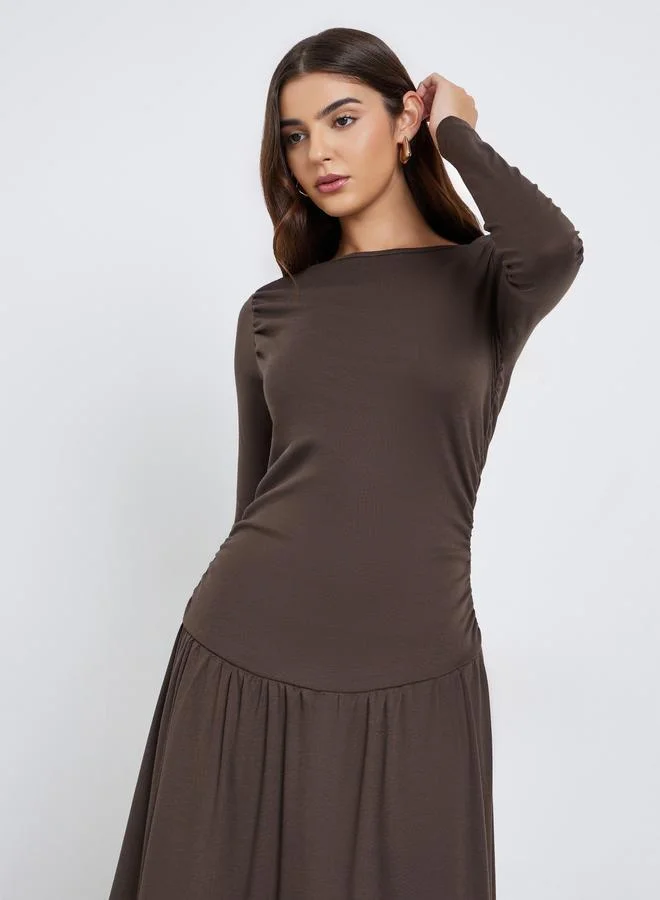 ستايلي فستان طويل بني بحافة واسعة وتفاصيل مجمعة