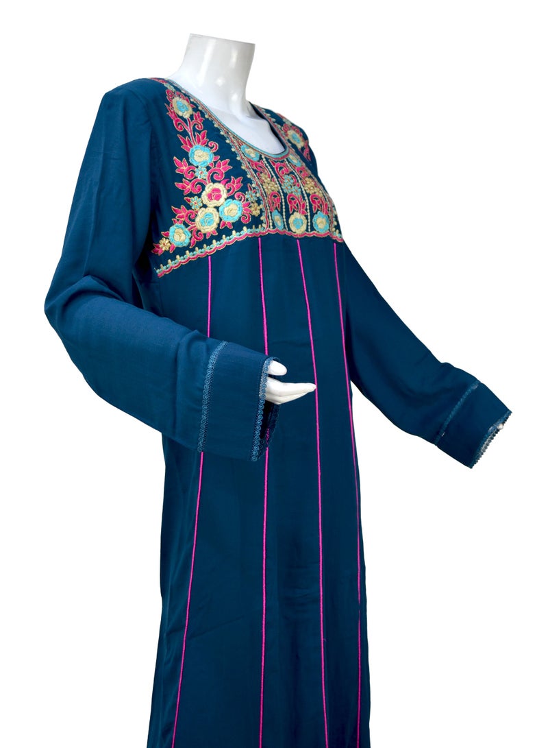 زينة فستان ماكسي نسائي من القطن الناعم الممتاز - تطريز أنيق عند الصدر - أكمام طويلة بياقة دائرية مغلقة - Image 2