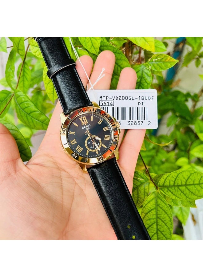 كاسيو ساعة كاسيو رجالية مطلية باللون الذهبي MTP-VD200GL-1BUDF – ميناء أسود مع إطار دوّار وسوار جلدي وعرض للتاريخ ومقاومة للماء - Image 2