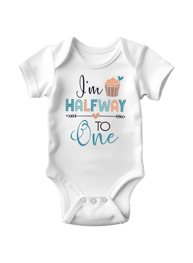 ماتشينج فاميلي اوتفيتس ملابس عائلية متطابقة - بودي سوت نصف عيد ميلاد للرضع - رومبر حديثي الولادة بياقة مغلف - زي لطيف لنصف الطريق إلى عام واحد - جمبسوت قطني ناعم بأكمام قصيرة لبنات وأولاد عمر  أشهر - هدية مريحة وجذابة - Image 1