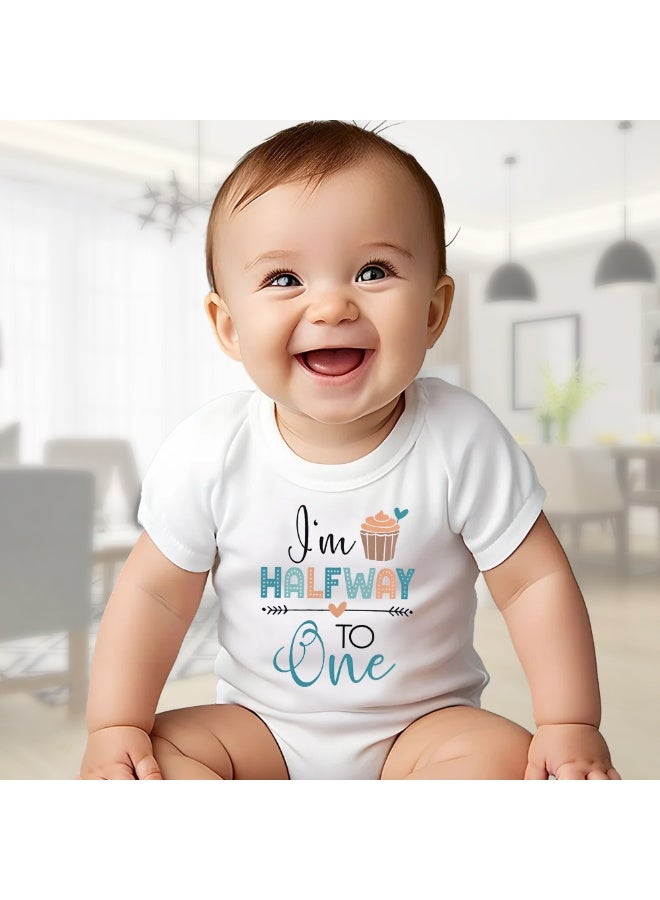 ماتشينج فاميلي اوتفيتس ملابس عائلية متطابقة - بودي سوت نصف عيد ميلاد للرضع - رومبر حديثي الولادة بياقة مغلف - زي لطيف لنصف الطريق إلى عام واحد - جمبسوت قطني ناعم بأكمام قصيرة لبنات وأولاد عمر  أشهر - هدية مريحة وجذابة - Image 2