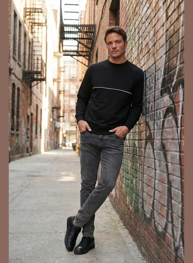 بوراتي سويت شيرت رجالي قطن مخطط بياقة دائرية بقصة مريحة من بوراتي