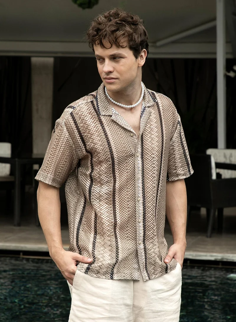 كامبوس سوترا قميص رجالي واسع مخطط بيج فاتح من كامبس سوترا للملابس الكاجوال بياقة كوبية وأكمام قصيرة وإغلاق بأزرار