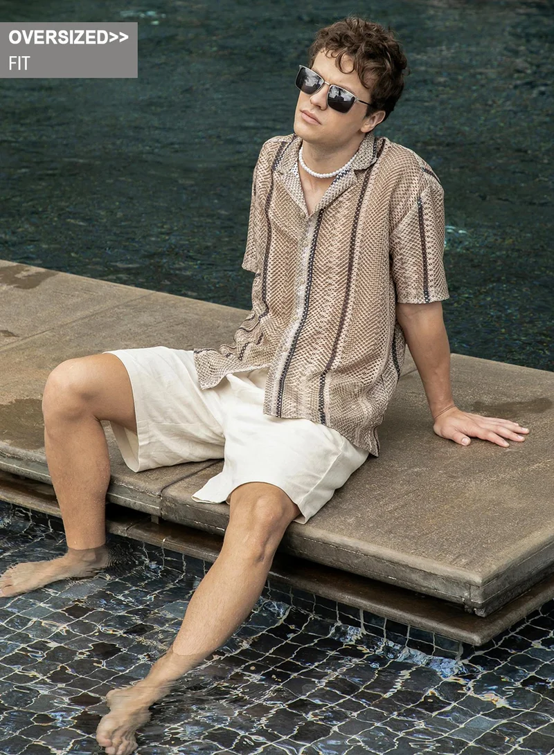 كامبوس سوترا قميص رجالي واسع مخطط بيج فاتح من كامبس سوترا للملابس الكاجوال بياقة كوبية وأكمام قصيرة وإغلاق بأزرار