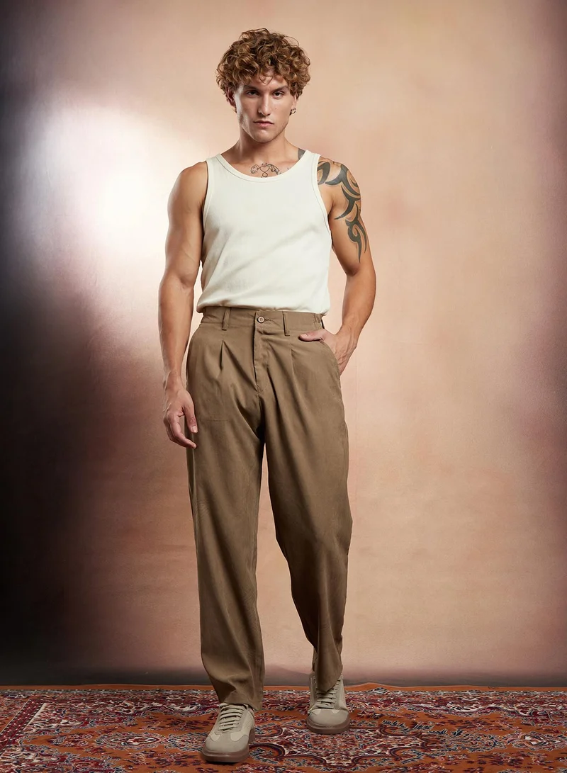 Campus Sutra Campus Sutra Men's Wood Brown Straight-Fit Pleated Tailored Trousers For Casual Wear | Mid-Rise | Straight Fit | Button Closure | Trousers Crafted With Comfort Fit For Everyday Wear
