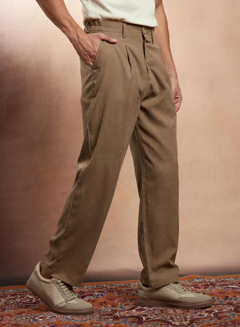 Campus Sutra Campus Sutra Men's Wood Brown Straight-Fit Pleated Tailored Trousers For Casual Wear | Mid-Rise | Straight Fit | Button Closure | Trousers Crafted With Comfort Fit For Everyday Wear