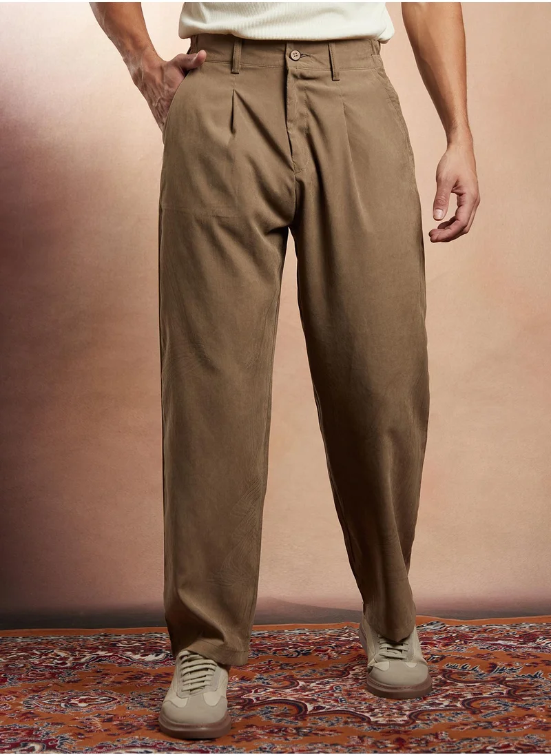 كامبوس سوترا Campus Sutra Men's Wood Brown Straight-Fit Pleated Tailored Trousers For Casual Wear | Mid-Rise | Straight Fit | Button Closure | Trousers Crafted With Comfort Fit For Everyday Wear