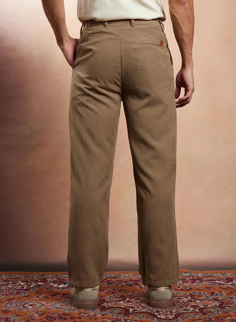 Campus Sutra Campus Sutra Men's Wood Brown Straight-Fit Pleated Tailored Trousers For Casual Wear | Mid-Rise | Straight Fit | Button Closure | Trousers Crafted With Comfort Fit For Everyday Wear