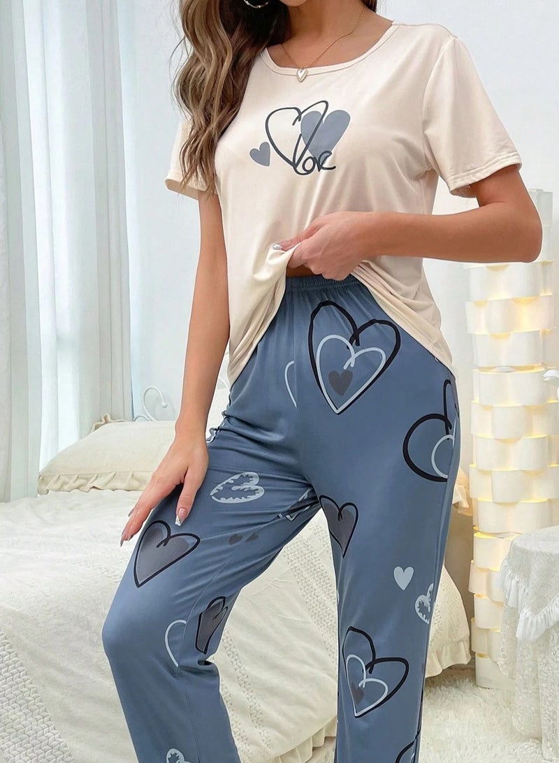 طقم بيجامة نسائي باللون الأزرق والبيج مع تفاصيل قلوب - Image 2