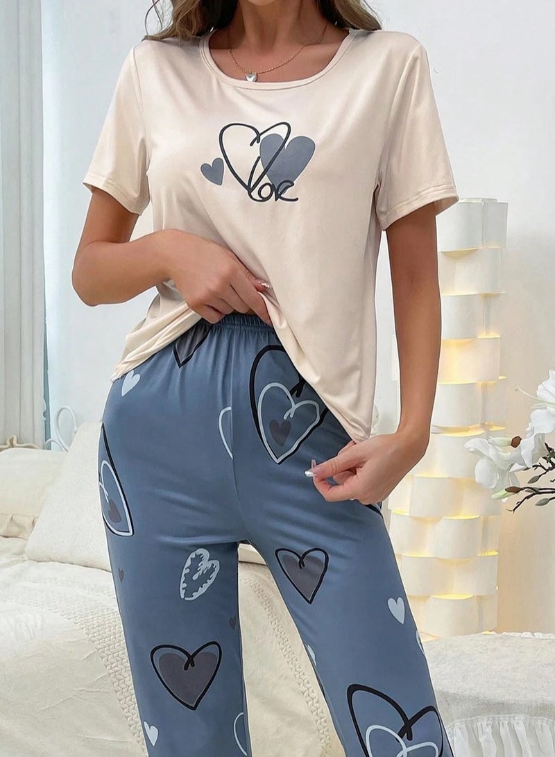 طقم بيجامة نسائي باللون الأزرق والبيج مع تفاصيل قلوب - Image 3