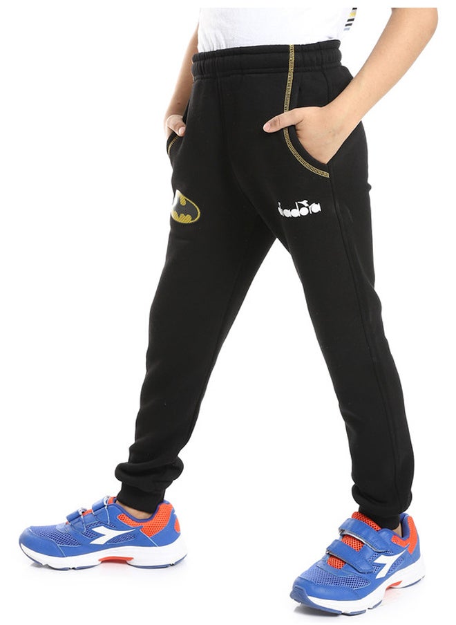 DIADORA - بنطال رياضي قطن للأولاد (طباعة باتمان). - Image 1