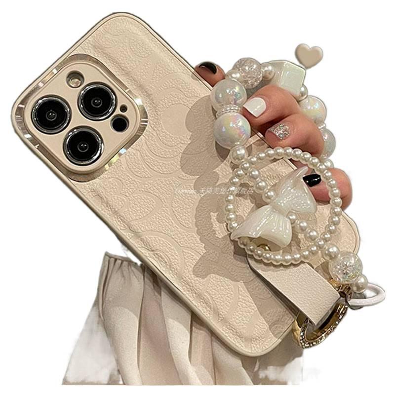 غطاء واقي | كاميليا ذهبية ماسية مع سلسلة فيونكة | مقاوم للصدمات لـ iPhone 14 / 14 Plus / 14 Pro / 14 Pro Max | وردي ملمس جلد - Image 2