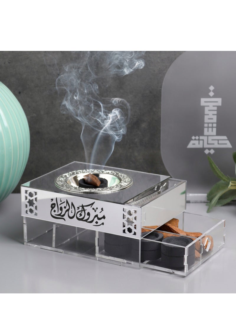 حكاية شمعة مبخرة بخور مميزة مع عود بخور موروكي وفحم وملقاط تأتي بعبارة "مبروك الزواج" مصنوعه من الاكريلك اللامع والشفاف - Image 1