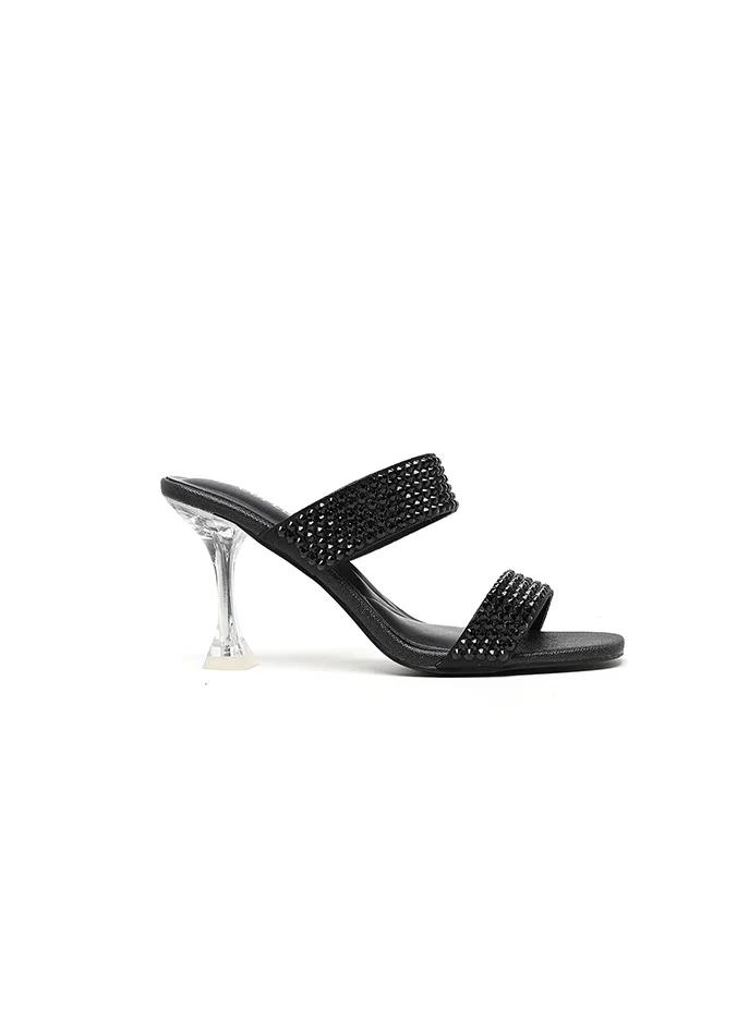 كابلي مولات بكعب عالٍ وشارتين مزينتين بأناقة