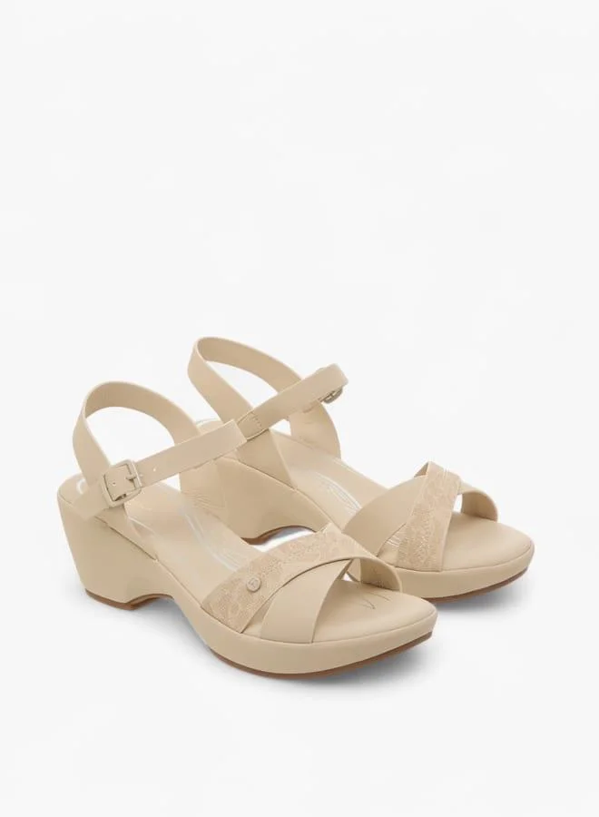 فلورا بيلا من شو إكسبرس صنادل نسائية مريحة بكعب متوسط وحزام خلفي