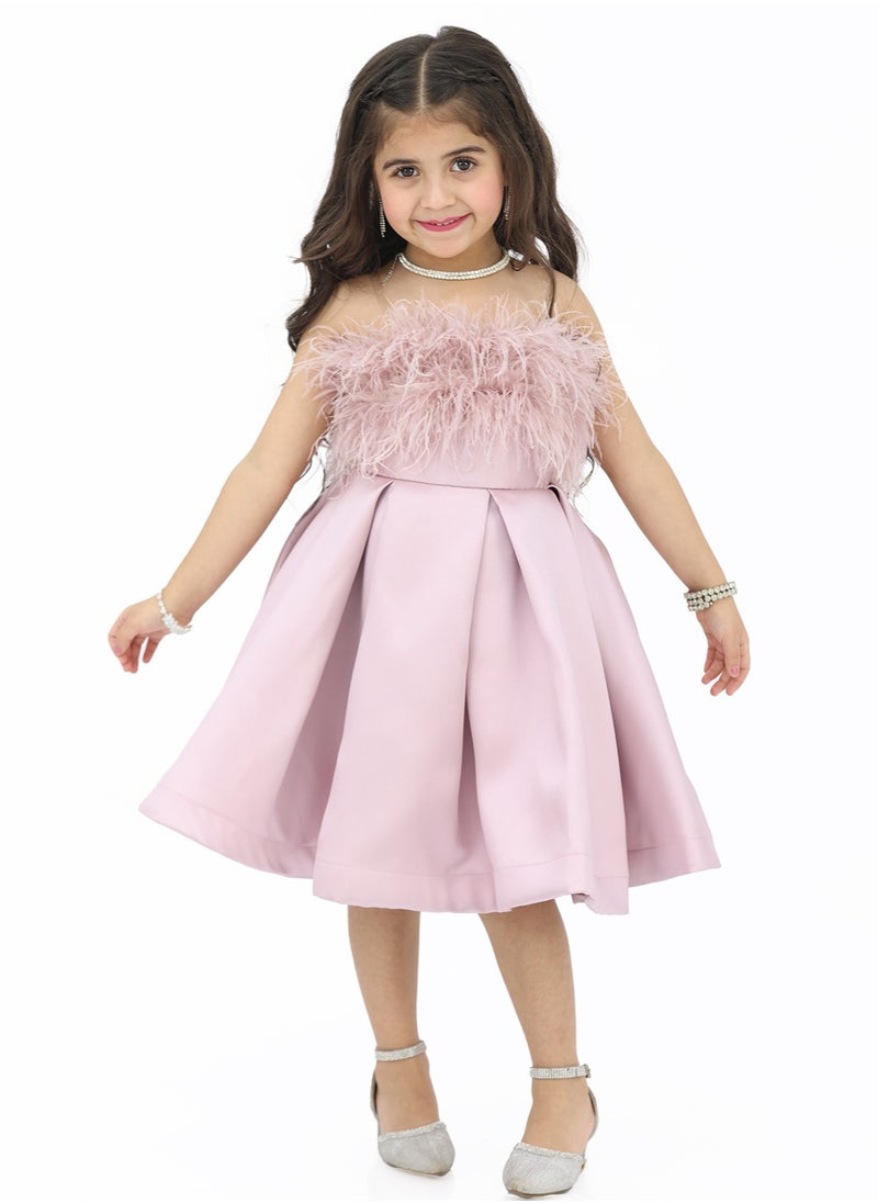 Dentek - A girl's dress with wonderful soft feathers that catches the eye with its beauty and delicate details such as soft feathers. The delicate flesh color adds a touch of warmth and elegance to the look. I - Image 1