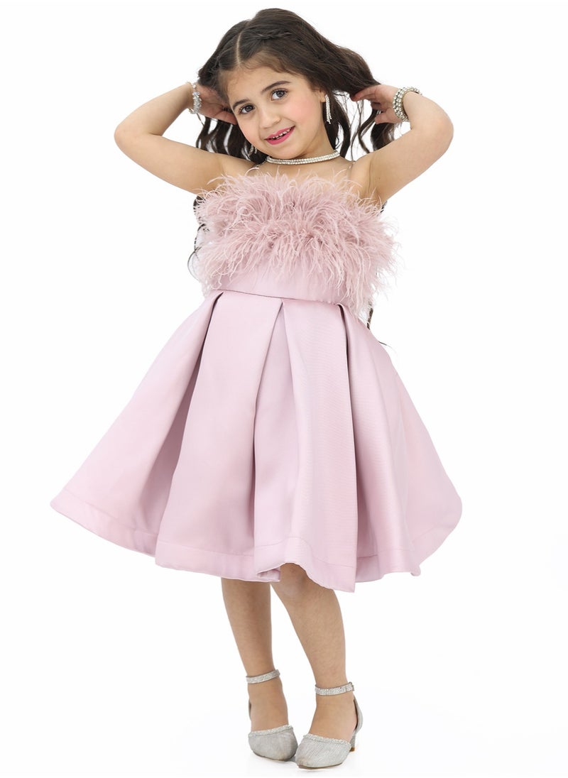 Dentek - A girl's dress with wonderful soft feathers that catches the eye with its beauty and delicate details such as soft feathers. The delicate flesh color adds a touch of warmth and elegance to the look. I - Image 1