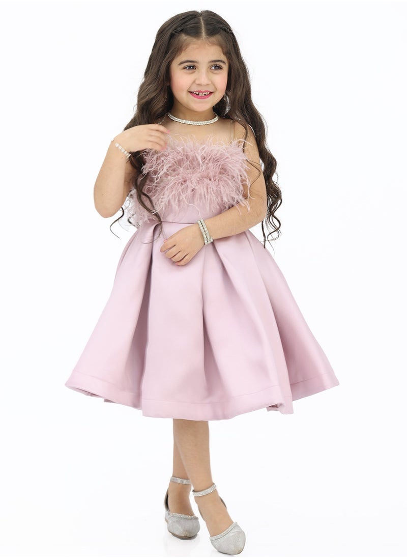 Dentek - A girl's dress with wonderful soft feathers that catches the eye with its beauty and delicate details such as soft feathers. The delicate flesh color adds a touch of warmth and elegance to the look. I - Image 1