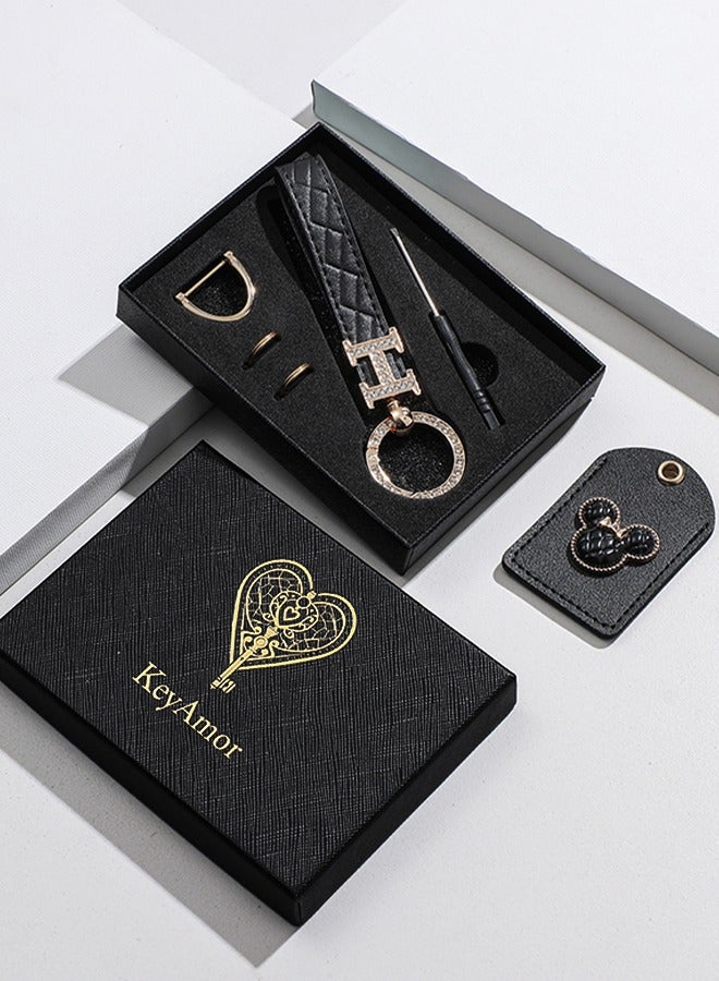 كيامور سلسلة مفاتيح أنيقة مصنوعة من المعدن والجلد المبطن  تشمل حافظة AirTag مطابقة. سلسلة مفاتيح عصرية مع حلقات ذهبية مزينة بالكريستال، مثالية للنساء، تحتوي على 3 حلقات مفاتيح لإضافة المزيد من الوظائف. مصنوعة من جلد أسود أنيق، توفر دوران 360 درجة، وتأتي في علبة هدايا فاخرة، مما يجعلها خيارًا مثاليًا كهدية. - Image 1