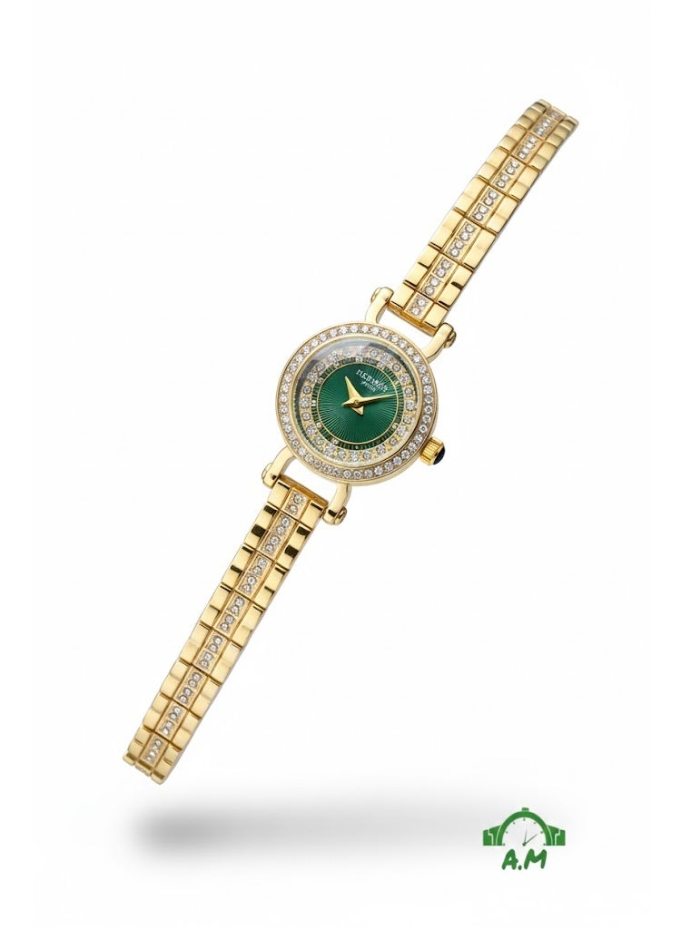 هيرميس ساعة يد نسائية من هيرميس باريس بسوار ذهبي ومينا أخضر وإطار مرصع بالكريستال