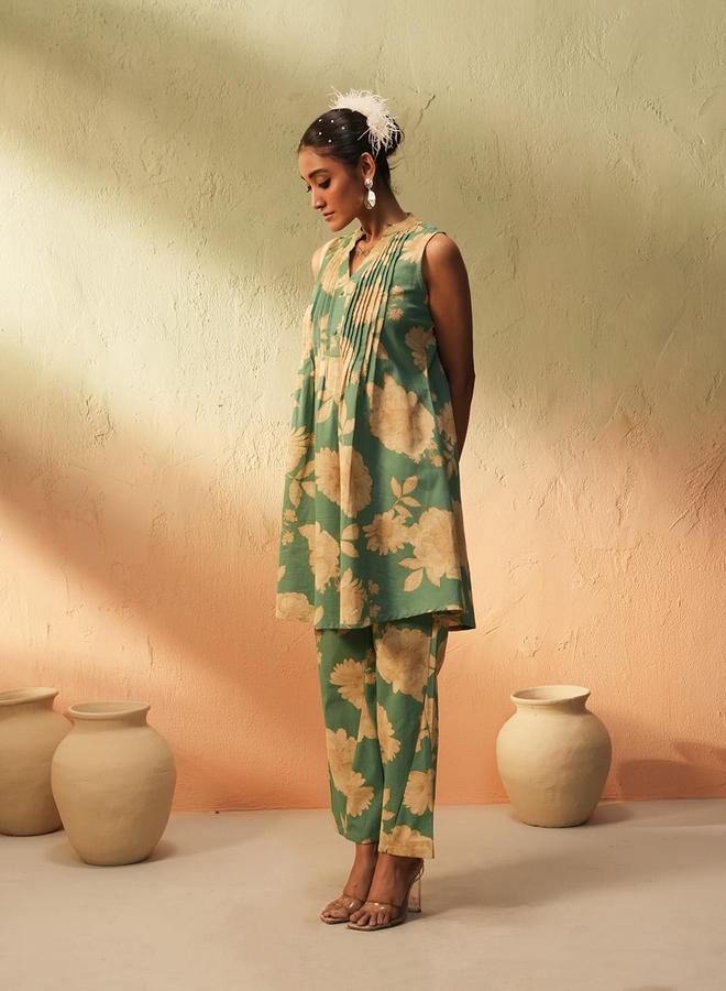 ISHIN Women's Green Cotton Printed Tunic Upper Knee Length Pleat Front Bottom Regular Fit 2 Peice Kurta Set - Image 1