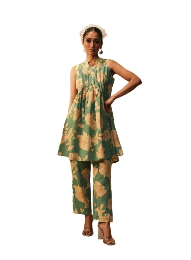 ISHIN Women's Green Cotton Printed Tunic Upper Knee Length Pleat Front Bottom Regular Fit 2 Peice Kurta Set - Image 3