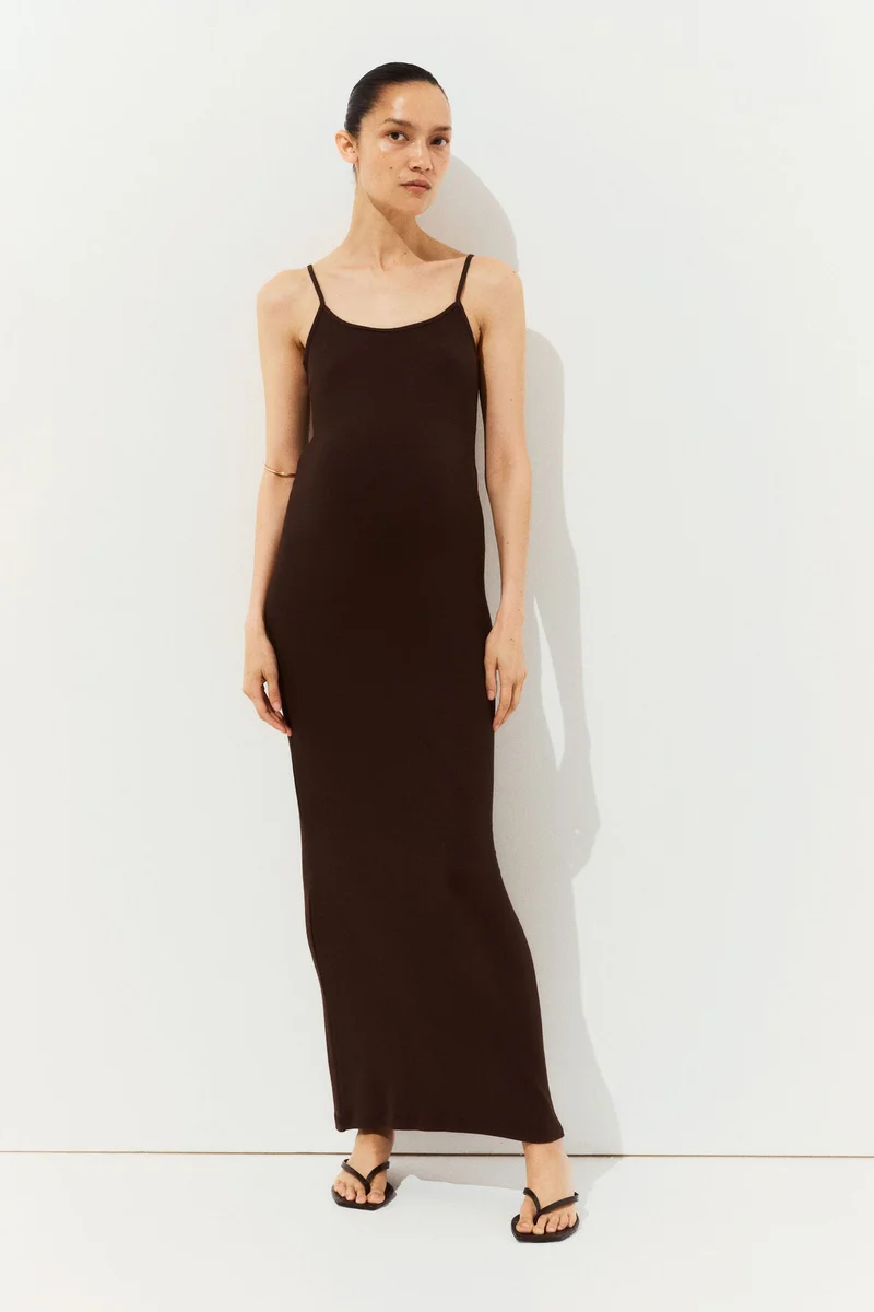 اتش اند ام فستان بحمالات كتف بتصميم مرن من تشكيلة ماما