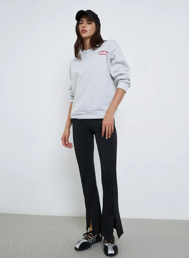 ستايلي سويت شيرت واسع مطرز بكتابة