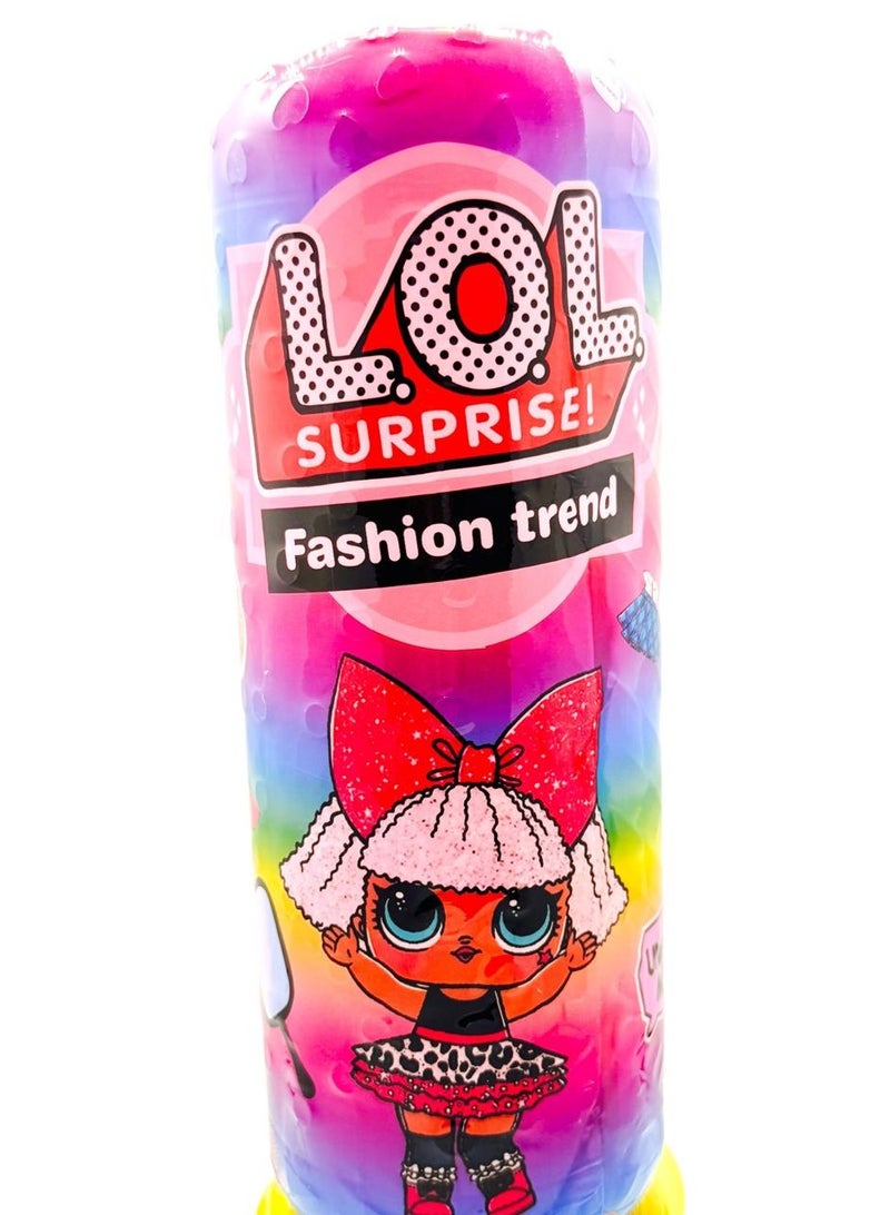 مجموعة مفاجآت LOL Surprise! Fashion Trend: انطلق في عالم من الموضة والأزياء مع هذه المجموعة الرائعة من دمى LOL Surprise! كل أسطوانة تخفي بداخلها دمية عصرية فريدة من نوعها مع أزياء جريئة وإكسسوارات أنيقة لتكوين إطلالات لا حصر لها. اكتشف متعة التجميع والمشاركة مع الأصدقاء، ودع خيال أطفالك يزدهر مع كل مفاجأة جديدة - Image 1