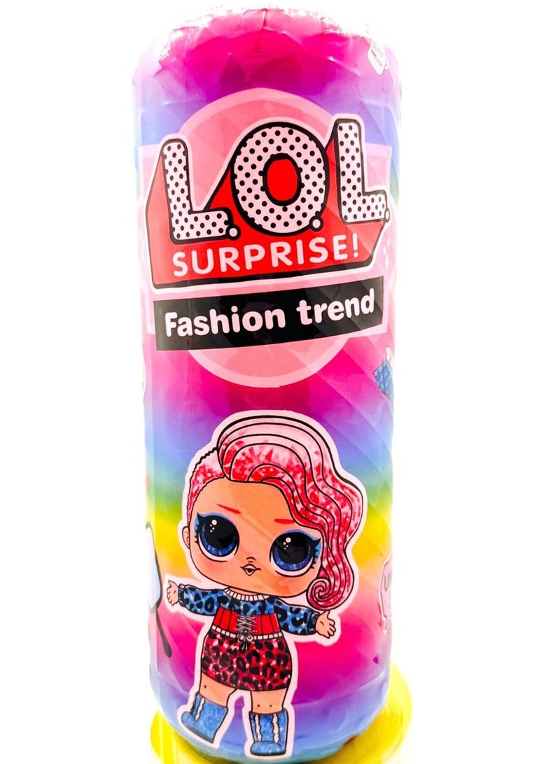 مجموعة مفاجآت LOL Surprise! Fashion Trend: انطلق في عالم من الموضة والأزياء مع هذه المجموعة الرائعة من دمى LOL Surprise! كل أسطوانة تخفي بداخلها دمية عصرية فريدة من نوعها مع أزياء جريئة وإكسسوارات أنيقة لتكوين إطلالات لا حصر لها. اكتشف متعة التجميع والمشاركة مع الأصدقاء، ودع خيال أطفالك يزدهر مع كل مفاجأة جديدة - Image 2