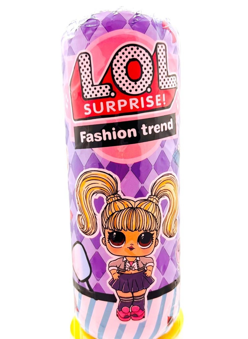 مجموعة مفاجآت LOL Surprise! Fashion Trend: انطلق في عالم من الموضة والأزياء مع هذه المجموعة الرائعة من دمى LOL Surprise! كل أسطوانة تخفي بداخلها دمية عصرية فريدة من نوعها مع أزياء جريئة وإكسسوارات أنيقة لتكوين إطلالات لا حصر لها. اكتشف متعة التجميع والمشاركة مع الأصدقاء، ودع خيال أطفالك يزدهر مع كل مفاجأة جديدة - Image 3