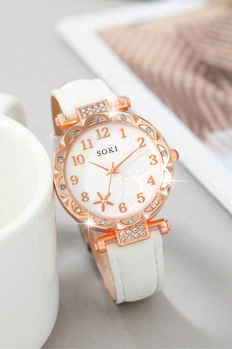 سوكي اكسسوار  بنات مجموعه من 5 قطع تحتوي على ساعه  ، سوار ، سلسال و اقراط وخاتم باللون الذهبي مزينه بزخور باللون الابيض مجموعه مقاومه للصدا مناسبه لتقديمها كهديه لم تحب ، هديه تخرج ، هدايا اعياد ميلاد و لجميع المناسبات الخاصه بدون علبه - Image 2