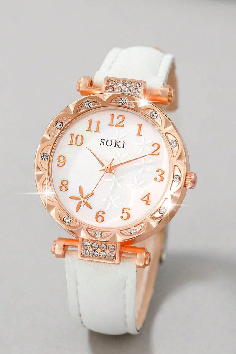 سوكي اكسسوار  بنات مجموعه من 5 قطع تحتوي على ساعه  ، سوار ، سلسال و اقراط وخاتم باللون الذهبي مزينه بزخور باللون الابيض مجموعه مقاومه للصدا مناسبه لتقديمها كهديه لم تحب ، هديه تخرج ، هدايا اعياد ميلاد و لجميع المناسبات الخاصه بدون علبه - Image 3