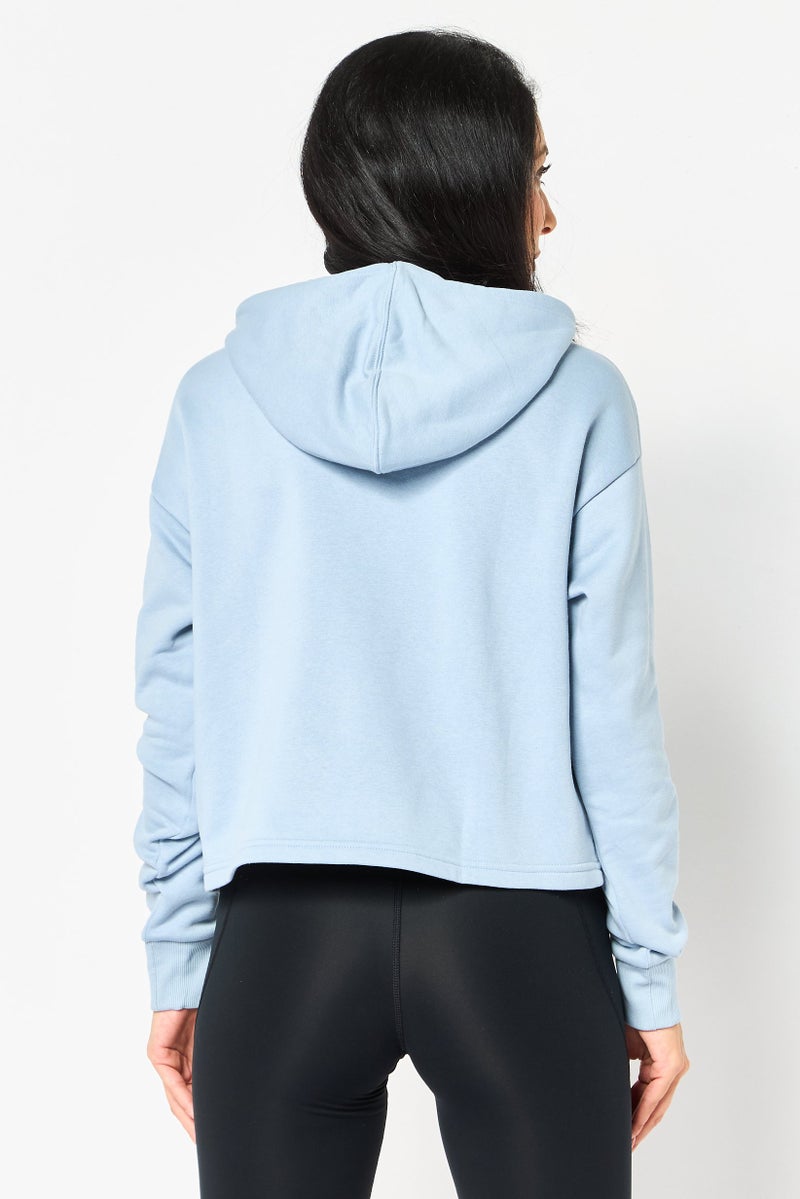 PUMA هودي قصير بأكمام طويلة للنساء بتصميم مريح، أزرق فاتح - Image 4