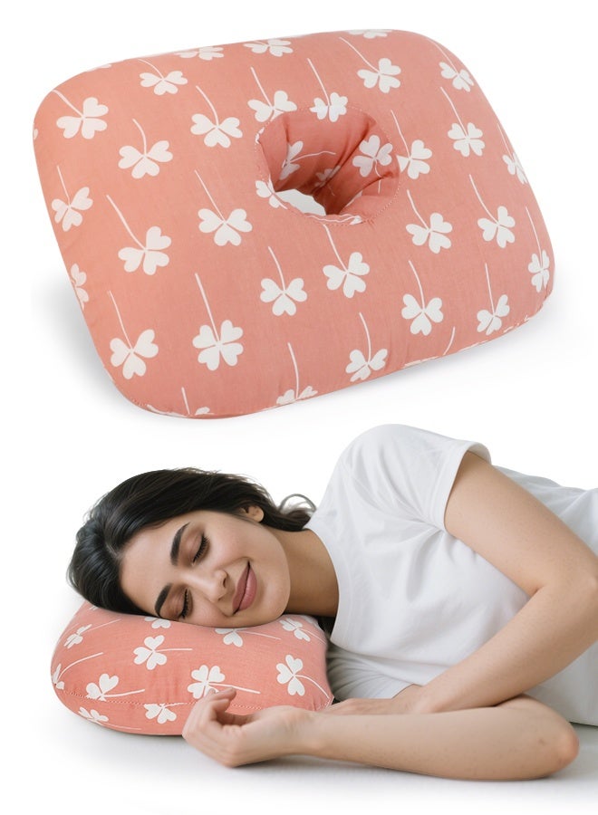 وَسَادَةُ ثَقبِ الأُذُنِ لِلنَّوْمِ عَلَى الجَانِبِ بِفَتْحَةٍ لِتَخْفِيفِ آلامِ الأُذُنِ وَالضَّغْطِ - وِسَادَةٌ مُصَمَّمَةٌ خِصِّيصًا لِحَمَايَةِ الثُّقُوبِ الجَدِيدَةِ وَتَسْرِيعِ شِفَائِهَا (بِلَوْنِ وَرْدِيِّ بِزَخَارِفِ أَوْرَاقِ) - Image 1