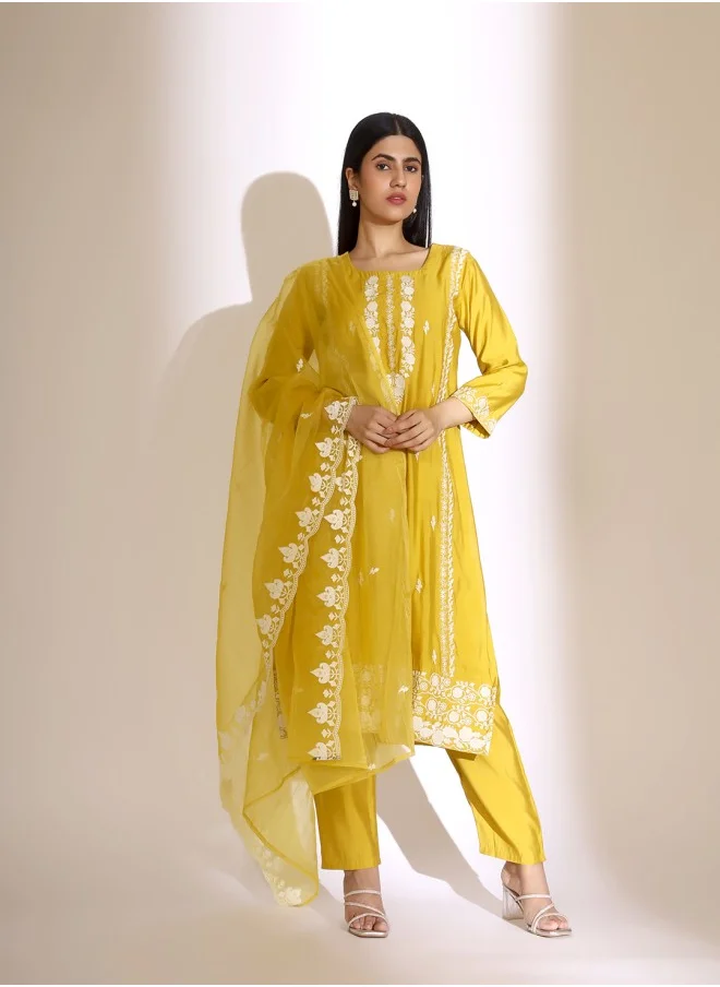 آي شين Embroidered Yoke Straight Kurta With Pants & Scallop Organza Dupatta