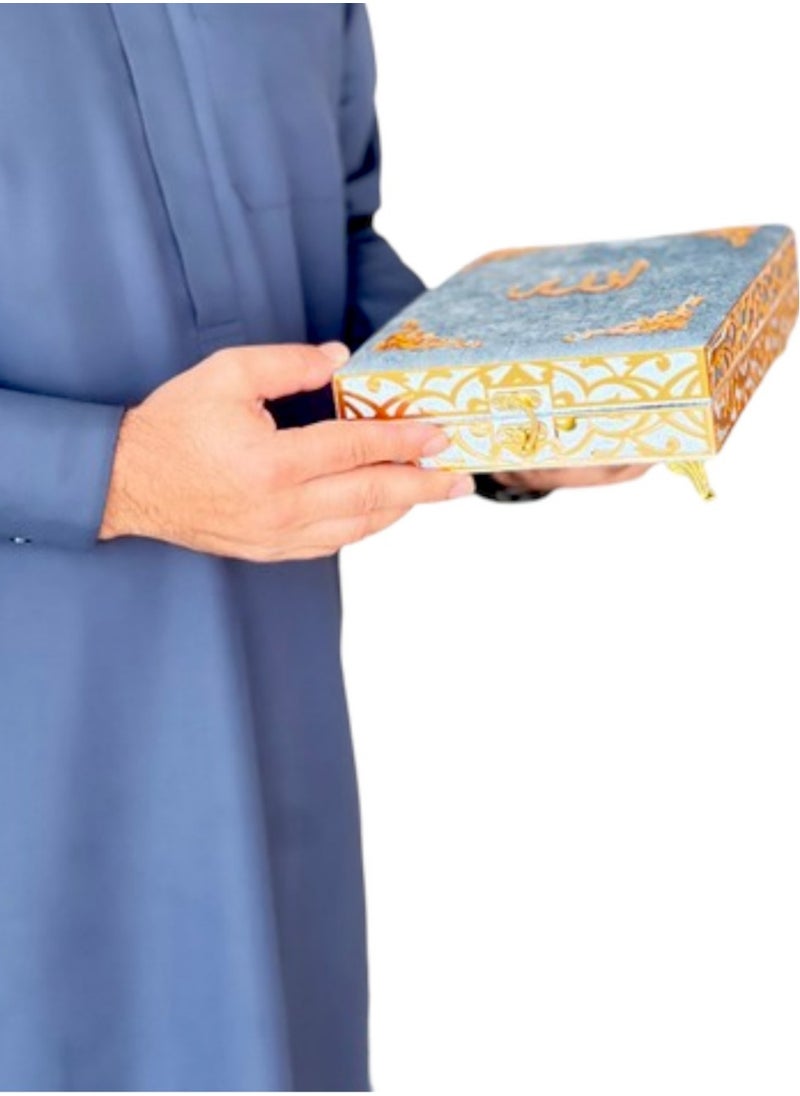 أولودينيز  - هدية وديكور مميز لشهر رمضان  تتكون من مصحف مخمل باللغة العربية موضوع داخل صندوق فاخر ،  الصندوق يحتوي على أسماء الله الحسنى بلون ذهبي رائعة لديكور المنزل أيضا - Image 1