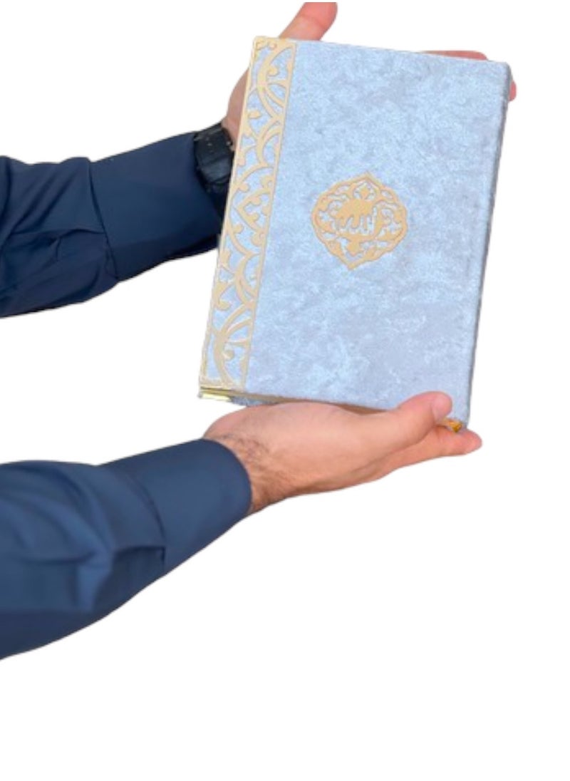 أولودينيز  - هدية وديكور مميز لشهر رمضان  تتكون من مصحف مخمل باللغة العربية موضوع داخل صندوق فاخر ،  الصندوق يحتوي على أسماء الله الحسنى بلون ذهبي رائعة لديكور المنزل أيضا - Image 1