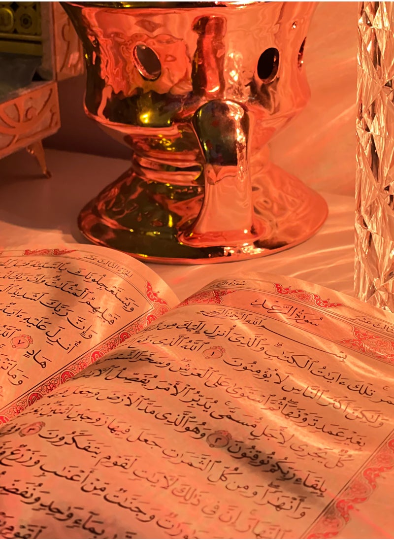 أولودينيز  - هدية وديكور مميز لشهر رمضان  تتكون من مصحف مخمل باللغة العربية موضوع داخل صندوق فاخر ،  الصندوق يحتوي على أسماء الله الحسنى بلون ذهبي رائعة لديكور المنزل أيضا - Image 1