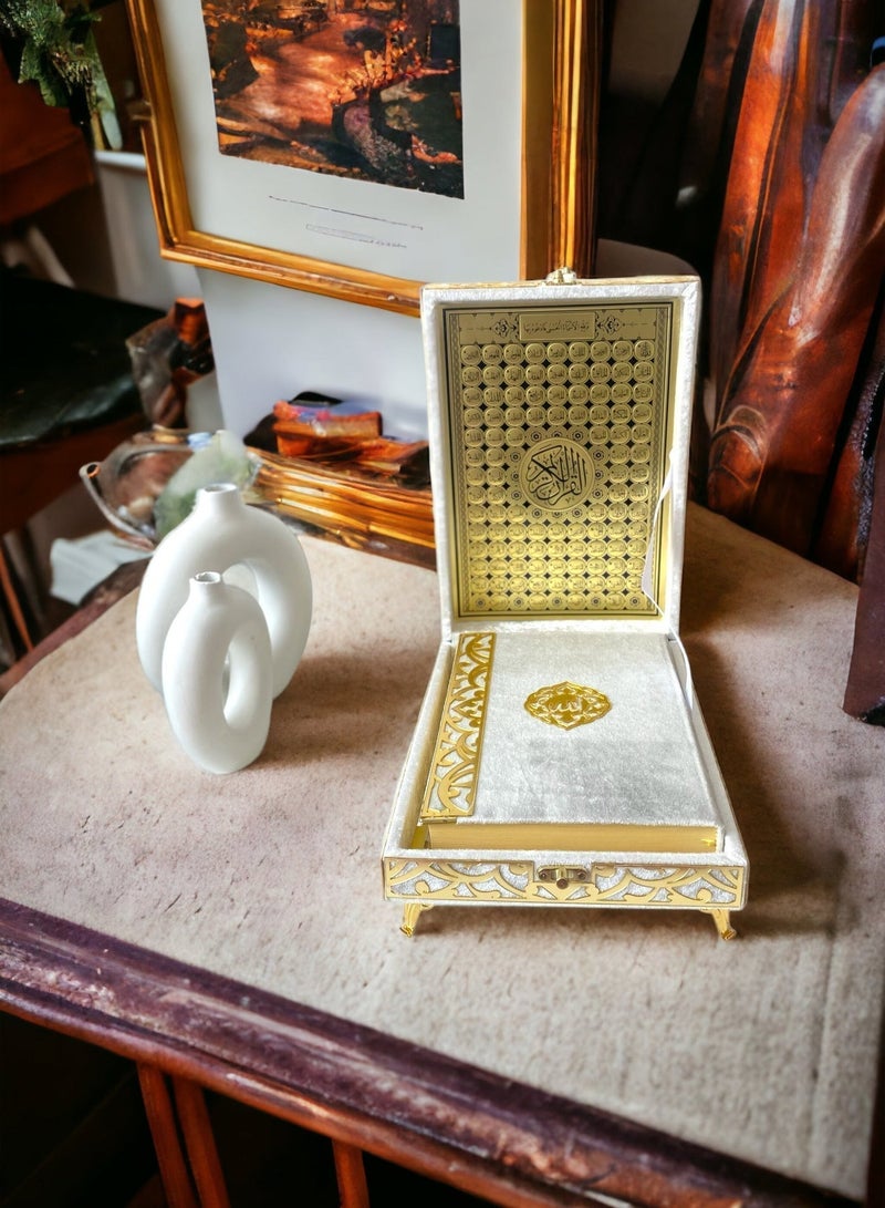 أولودينيز  هدية وديكور مميز لشهر رمضان  تتكون من مصحف مخمل باللغة العربية موضوع داخل صندوق فاخر ،  الصندوق يحتوي على أسماء الله الحسنى بلون ذهبي رائعة لديكور المنزل أيضا - Image 3