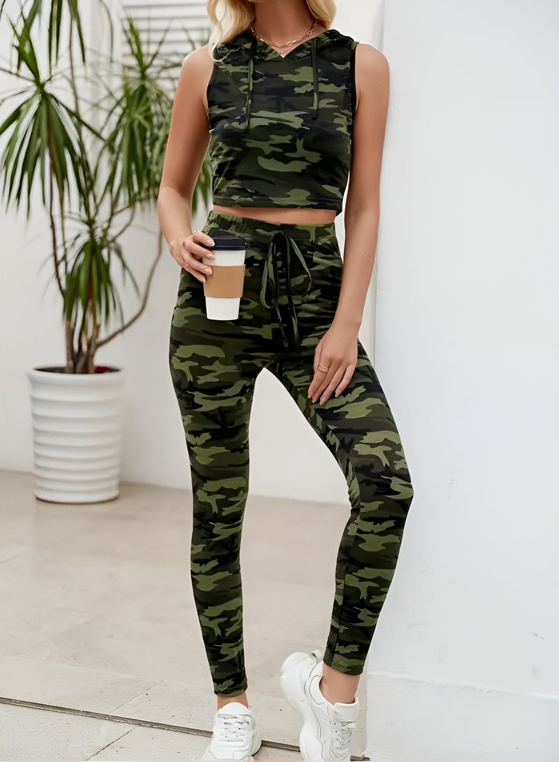 شارلي طقم هودي وبنطال رياضي نسائي مموه  - بلوزة قصيرة بدون أكمام بغطاء للرأس وبنطال ضيق عالي الخصر - بدلة رياضية أنيقة من قطعتين للارتداء غير الرسمي والصالة الرياضية والسفر وأسلوب الشارع - نسيج مطاطي ناعم - ملابس رياضية عصرية - أزياء حضرية حديثة - ملاءمة مريحة للاستخدام اليومي - خياطة متينة - مثالية للصيف والمواسم الانتقالية - Image 2