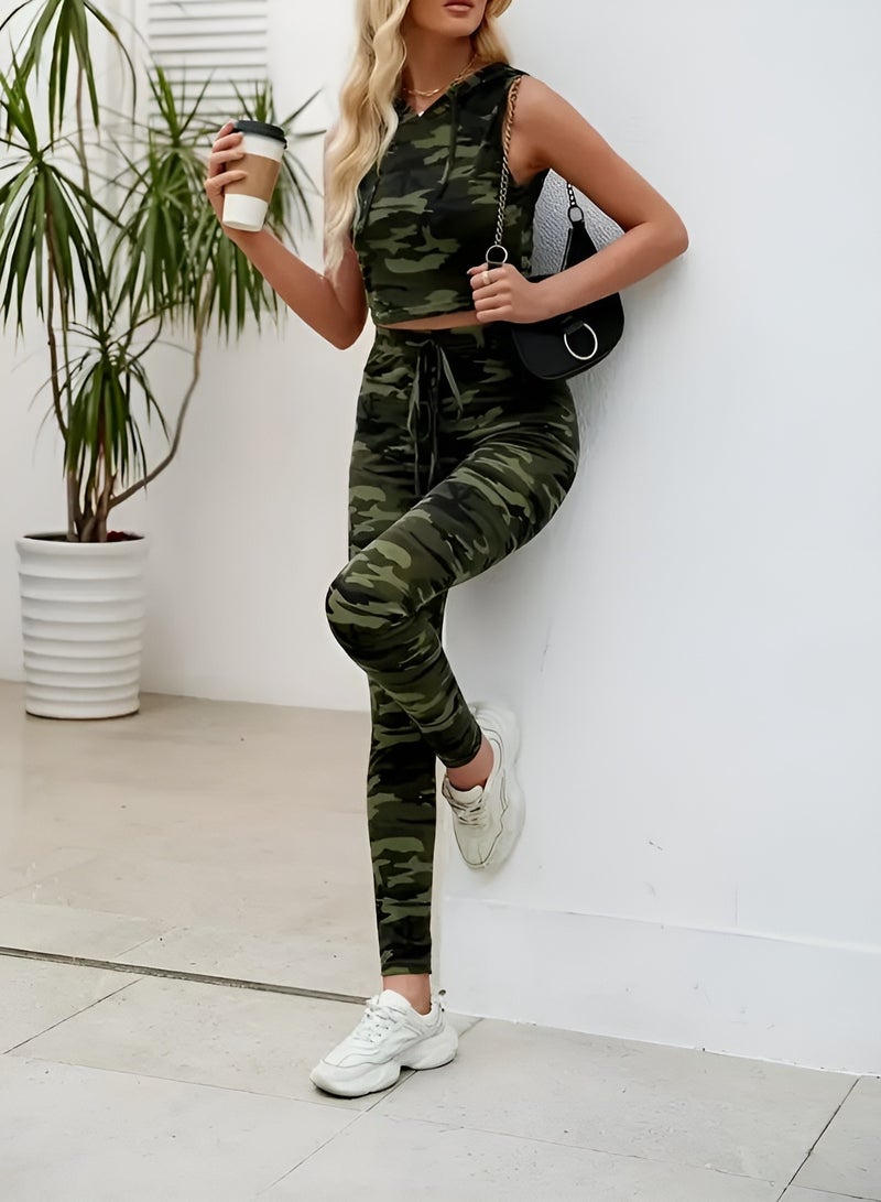 شارلي طقم هودي وبنطال رياضي نسائي مموه  - بلوزة قصيرة بدون أكمام بغطاء للرأس وبنطال ضيق عالي الخصر - بدلة رياضية أنيقة من قطعتين للارتداء غير الرسمي والصالة الرياضية والسفر وأسلوب الشارع - نسيج مطاطي ناعم - ملابس رياضية عصرية - أزياء حضرية حديثة - ملاءمة مريحة للاستخدام اليومي - خياطة متينة - مثالية للصيف والمواسم الانتقالية - Image 4