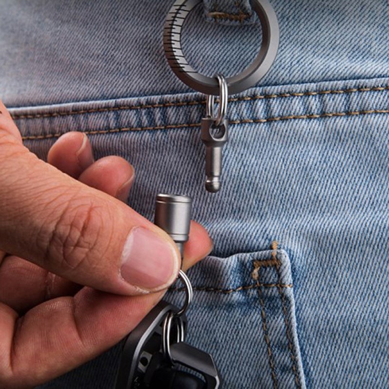 سلاسل مفاتيح التيتانيوم: 6.7 جرام فائقة الخفيفة مصنوعة من سبائك التيتانيوم المتينة - حلقة مفاتيح قابل للفصل بسهولة ثنائية الاتجاه تدور بزاوية 360 درجة لمنع التشابك للاستخدام في التخييم، والأنشطة الخارجية، والاستخدام اليومي - Image 4