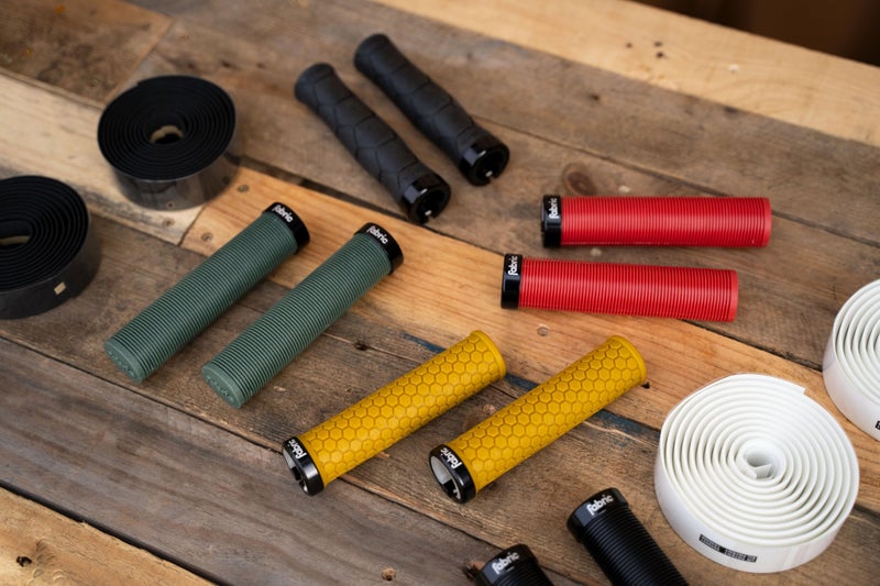 Fabric Knurl Gravel Handlebar Tape Gravel Bike - Road Bike Bar Tape with Handlebar Plugs and Finishing Strips - 200 x 3 cm - 3.5mm Thick Black - Image 3