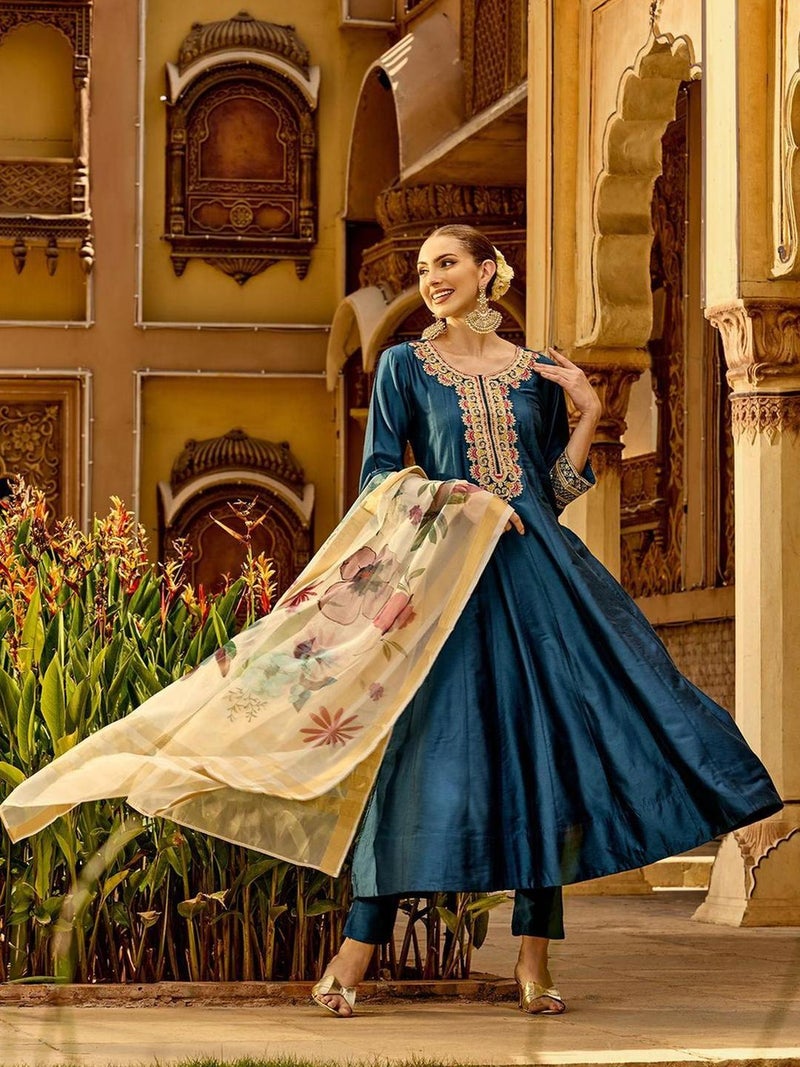 آي شين طقم كورتا مطرزة من إيشين مع دوباتا بطبعة زهور - Image 1