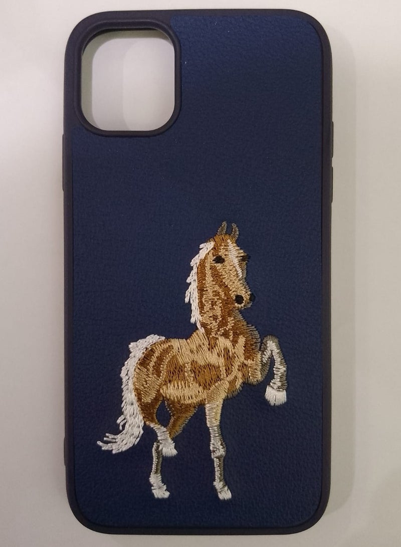 كيس جراب هاتف مضاد للصدمات بتصميم تطريز حصان لهاتف آيفون 15 باللون الازرق - Image 1