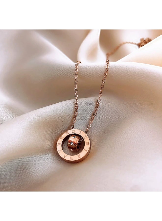 Goolsky قلادة مزدوجة من الفولاذ التيتانيوم باللون الوردي الذهبي - تصميم الأرقام الرومانية، أسلوب متعدد الطبقات، للارتداء اليومي/هدية رومانسية، عصرية 2025 - Image 3