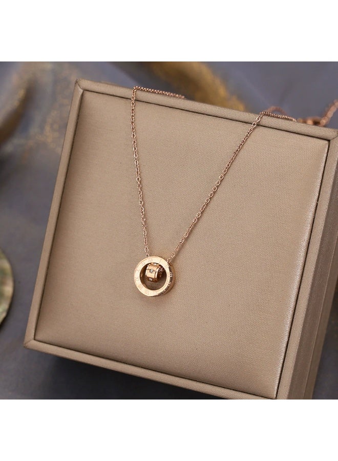 Goolsky قلادة مزدوجة من الفولاذ التيتانيوم باللون الوردي الذهبي - تصميم الأرقام الرومانية، أسلوب متعدد الطبقات، للارتداء اليومي/هدية رومانسية، عصرية 2025 - Image 2