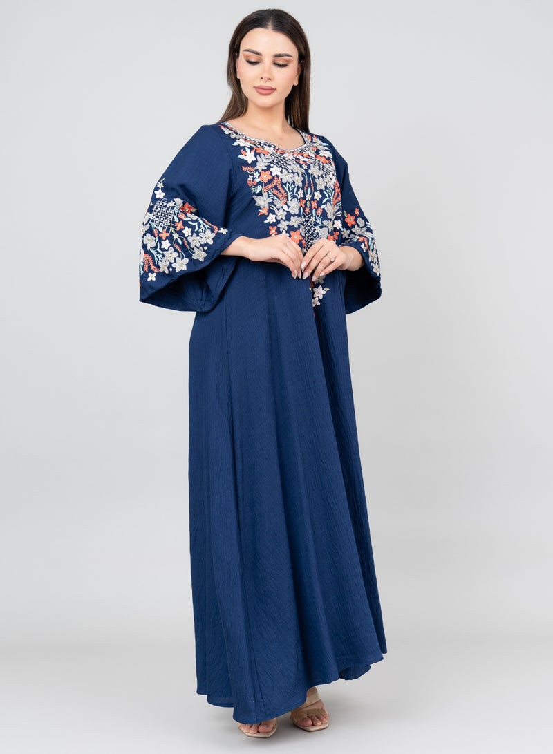 اكسا جلابية مطرزة بزهرة الجلالة أزرق - Image 3